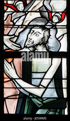 Glasfenster in der Kirche von Tervuren, Belgien, denen Gott seine Hand in Richtung seines Sohnes Jesus Christus zu erreichen Stockfoto