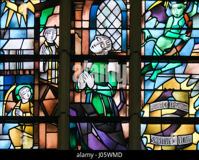 Glasfenster in der Kirche von Tervuren, Belgien, Darstellung das Sakrament der Buße oder Beichte Stockfoto