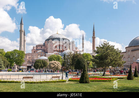 Hagia Sophia war eine griechische orthodoxe christliche patriarchalischen Basilika, später umgewandelt in eine Osmanische Moschee und heute ein Museum (Ayasofya Müzesi) in Istanbul, Türkei. Ab dem Datum der Erbauung 537 n. Chr. bis 1453 diente es als orthodoxe Kathedrale und Sitz des Patriarchen von Konstantinopel, mit Ausnahme von 1204 bis 1261, als es durch die vierte Kreuzfahrer, eine römisch-katholische Kathedrale unter der lateinischen Reichs von Konstantinopel umgewandelt wurde. Das Gebäude war eine Moschee von 29 Mai 1453 bis 1931. Dann wurde es säkularisiert und am 1. Februar 1935 als Museum eröffnet. Stockfoto