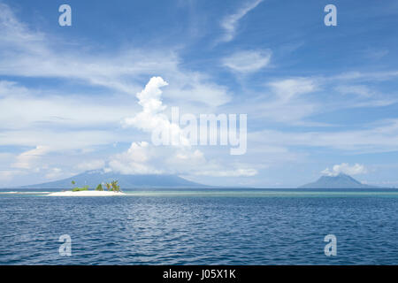 Erstaunliche Landschaft Fastofiri Insel mit Himmel und schöne Wolken. Panorama. Natur-Hintergrund. Lebendige Landschaft am Maluku mit Mount Gamalama. Stockfoto