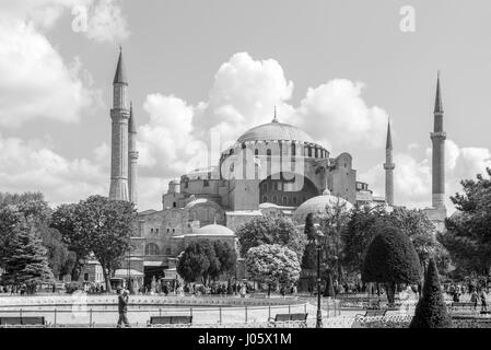 Hagia Sophia war eine griechische orthodoxe christliche patriarchalischen Basilika, später umgewandelt in eine Osmanische Moschee und heute ein Museum (Ayasofya Müzesi) in Istanbul, Türkei. Ab dem Datum der Erbauung 537 n. Chr. bis 1453 diente es als orthodoxe Kathedrale und Sitz des Patriarchen von Konstantinopel, mit Ausnahme von 1204 bis 1261, als es durch die vierte Kreuzfahrer, eine römisch-katholische Kathedrale unter der lateinischen Reichs von Konstantinopel umgewandelt wurde. Das Gebäude war eine Moschee von 29 Mai 1453 bis 1931. Dann wurde es säkularisiert und am 1. Februar 1935 als Museum eröffnet. Stockfoto