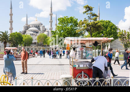 Die Sultan Ahmed Mosque oder Sultan-Ahmet-Moschee ist eine historische Moschee befindet sich in Istanbul, Türkei. Ein beliebtes Touristenziel, die Sultan Ahmed Mosque weiterhin als Moschee heute funktionieren; Männer knien noch im Gebet auf die Moschee üppigen roten Teppich nach dem Aufruf zum Gebet. Die blaue Moschee, wie es im Volksmund bekannt ist, wurde zwischen 1609 und 1616 während der Herrschaft von Ahmed gebaut ich. Die Külliye enthält Ahmeds Grab, eine Madrasah und ein Hospiz. Wunderschöne handbemalte blaue Fliesen schmücken die Moschee Innenwände, und nachts ist die Moschee in Blau getaucht, wie Lichter fünf wichtigsten Kuppeln der Moschee Rahmen, s Stockfoto