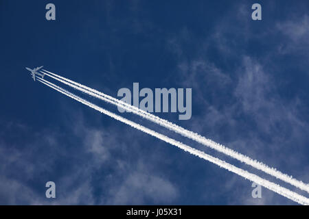 Großer Höhe Flugzeuge bei 37.000 Fuß mit Kondensstreifen und cloud Stockfoto