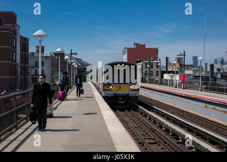 L.I.R.R. Zug zieht in die Nostrand Avenue Station als Passagiere warten. Stockfoto