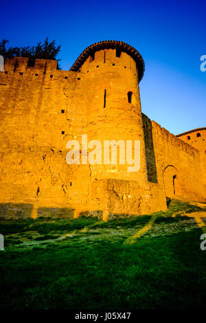 Die ersten Sonnenstrahlen Dawn Streik der ummauerten Cité de Carcassonne, Frankreich - ein UNESCO-Weltkulturerbe Stockfoto