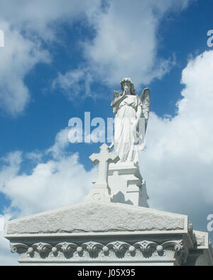Statue auf einem Mausoleum auf dem Friedhof, New Orleans, Louisiana. Stockfoto