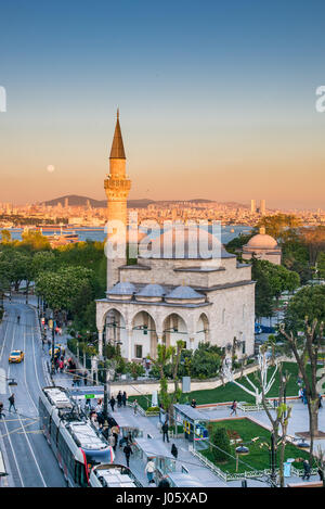 Die Firuz Ağa Moschee ist eine alte Osmanische Moschee in Fatih Stadtteil von Istanbul, Türkei. Es wurde von Firuz Ağa, der Kopf Schatzmeister von Sultan Beyazit II. erbaut. Die Marmor-Sarkophag von Firuz Ağa befindet sich in der Moschee-Komplex. Die Moschee befindet sich im historischen Zentrum der Stadt, auf der Strasse Divanyolu, in der Nähe von anderen prominenten Sehenswürdigkeiten, Sultanahmet-Moschee, Aya Sofya und Basilika-Zisterne. Stockfoto