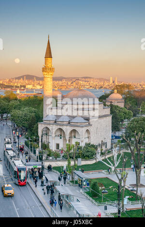 Die Firuz Ağa Moschee ist eine alte Osmanische Moschee in Fatih Stadtteil von Istanbul, Türkei. Es wurde von Firuz Ağa, der Kopf Schatzmeister von Sultan Beyazit II. erbaut. Die Marmor-Sarkophag von Firuz Ağa befindet sich in der Moschee-Komplex. Die Moschee befindet sich im historischen Zentrum der Stadt, auf der Strasse Divanyolu, in der Nähe von anderen prominenten Sehenswürdigkeiten, Sultanahmet-Moschee, Aya Sofya und Basilika-Zisterne. Stockfoto