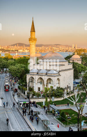 Die Firuz Ağa Moschee ist eine alte Osmanische Moschee in Fatih Stadtteil von Istanbul, Türkei. Es wurde von Firuz Ağa, der Kopf Schatzmeister von Sultan Beyazit II. erbaut. Die Marmor-Sarkophag von Firuz Ağa befindet sich in der Moschee-Komplex. Die Moschee befindet sich im historischen Zentrum der Stadt, auf der Strasse Divanyolu, in der Nähe von anderen prominenten Sehenswürdigkeiten, Sultanahmet-Moschee, Aya Sofya und Basilika-Zisterne. Stockfoto