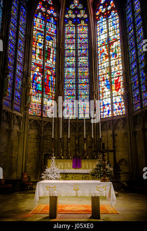 Farbige Glasfenster in das Innere der Basilika Saint-Nazaire in der mittelalterlichen Cité de Carcassonne, Frankreich Stockfoto