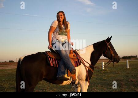 Mädchen auf Pferd Stockfoto