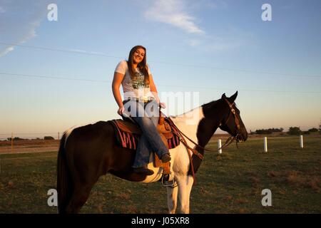 Mädchen auf Pferd Stockfoto