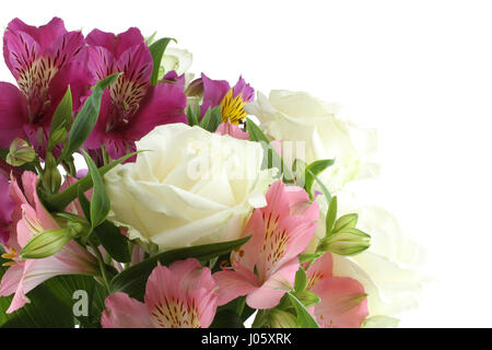 Bouquet von großen weißen Rosen und rosa und lila Alstroemeria Blumen isoliert auf weißem Hintergrund Stockfoto