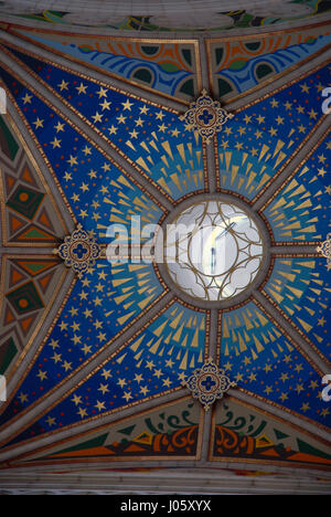 Detail aus dem bemalten Dach der Kathedrale von Almundena, Madrid, Spanien. Stockfoto