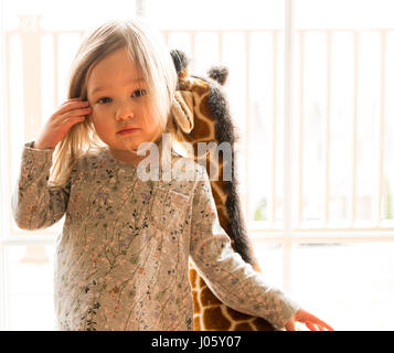 Junge kaukasische Mädchen mit dem treuen Blick Stockfoto