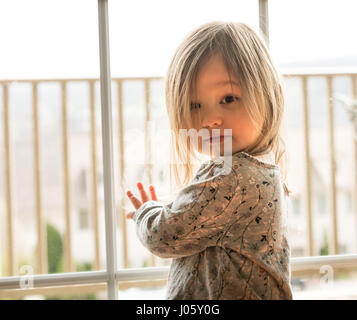 Junge kaukasische Mädchen mit dem treuen Blick Stockfoto