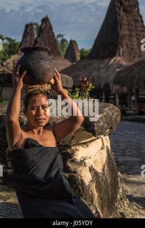 Frau vom Stamm Loli in ihrem Dorf in West Sumba, Indonesien Stockfoto