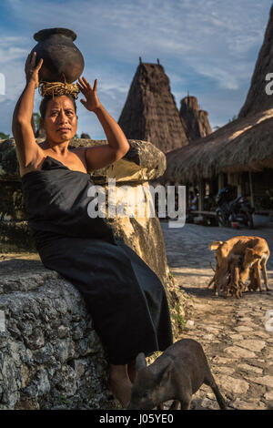 Frau vom Stamm Loli in ihrem Dorf in West Sumba, Indonesien Stockfoto