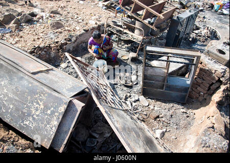 Frau Bergungsmaßnahmen nach Slum Feuer, damu Nagar, kandivali, Mumbai, Maharashtra, Indien, Asien Stockfoto