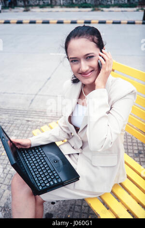 Frau, die Arbeiten am Laptop, Mumbai, Maharashtra, Indien, Asien, Herr #570 Stockfoto