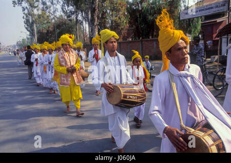 Männer spielen Musikinstrumente Trommel auf Straße, Kalkutta, West Bengalen, Indien, Asien Stockfoto