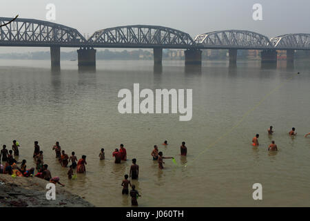 Menschen Baden in Hooghly River, Kolkata, Westbengalen, Indien, Asien Stockfoto