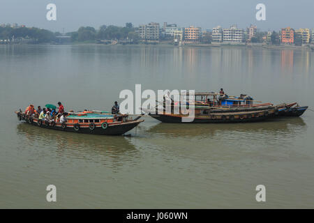 Holzboote in Hooghly River, Kolkata, Westbengalen, Indien, Asien Stockfoto