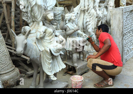 Mann, Lehmidole in Kumar tully Potter Lane, Kolkata, Westbengalen, Indien, Asien Stockfoto