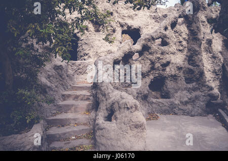 alte Treppe im Inneren der Höhle Hintergrund Stockfoto