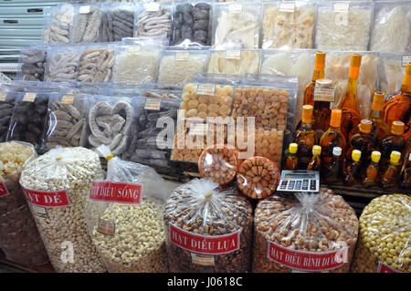 HO CHI MINH, VIETNAM - 15. Februar 2013: Souvenirs zum Verkauf in Vietnam. Muttern, Cookies, getrockneten Früchten und Flaschen der kambodschanischen Schnaps mit Skorpion Stockfoto