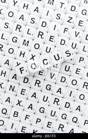 Alphabet Würfel / Buchstabe Würfel / Scrabble-Art Würfel, Rechtschreibung, das Wort "Focus". Stockfoto