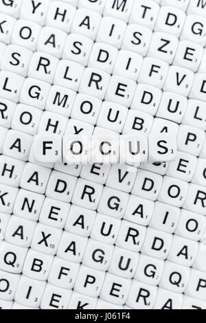 Alphabet Würfel / Buchstabe Würfel / Scrabble-Art Würfel, Rechtschreibung, das Wort "Focus". Stockfoto