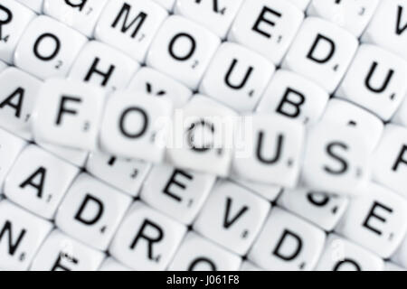 Alphabet Würfel / Buchstabe Würfel / Scrabble-Art Würfel, Rechtschreibung, das Wort "Focus". Stockfoto