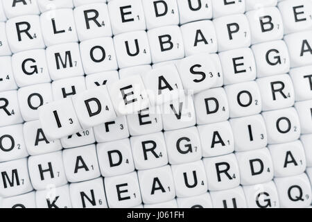 Alphabet Würfel / Buchstabe Würfel / Scrabble-Art Würfel, Rechtschreibung, das Wort "Idee" Stockfoto