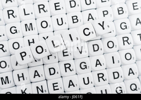 Alphabet Würfel / Buchstabe Würfel / Scrabble-Art Würfel, Rechtschreibung, das Wort "Politik" Stockfoto