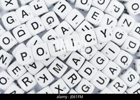 Alphabet Würfel / Buchstabe Würfel / Scrabble-Art Würfel, Rechtschreibung, das Wort "Politik" Stockfoto