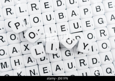 Alphabet Würfel / Buchstabe Würfel / Scrabble-Art Würfel, Rechtschreibung, das Wort "Politik" Stockfoto