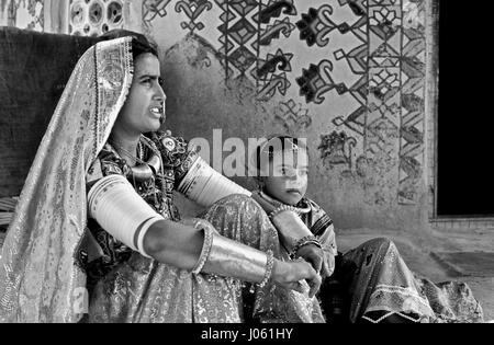 Frau mit Mädchen, Mutter und Tochter, Kutch, Gujarat, Indien, Asien Stockfoto