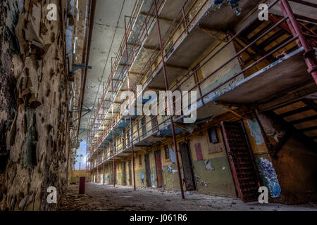 Zellen innerhalb des Gefängnisses verloren. DIE HAUNTING Überreste des einst pulsierenden Gefängnisses verwendet, um Film Hollywood The Green Mile sowie Johnny Cash Aufnahmen durch ein urban Explorer erobert wurde. Diese gruselige Bilder gehören die Innenseite von einem verrosteten mehrstöckigen Zellenblock, eine unberührte Telefonanlage und eine unheimliche Hinrichtungskammer. Ein weiteres Bild zeigt eine Lagerhalle voller ausrangierte Arbeit Overalls und Kartons der Insassen. Weitere Bilder in der Sammlung zu markieren, wie das einmal gebrauchten Gefängnis Krankenhaus und Dentalgeräte vergessen worden, da es seine Türen für Verbrecher mehr als Twen geschlossen Stockfoto