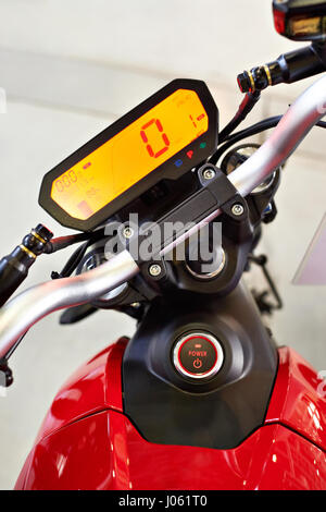 Armaturenbrett mit Tachometer und Taste POWER auf der Instrumententafel Elektromotorrad closeup Stockfoto