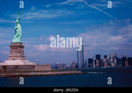 Statue of Liberty. ATEMBERAUBENDE Bilder entstanden, die einen Einblick in das düstere Leben in New York City im Jahr 1979 zu bieten. Unglaubliche Bilder, mehr als ein Jahrzehnt vor der berühmten "Aufräumen" der Stadt unter Bürgermeister Rudi Giuliani in den 1990er Jahren, zeigen einige der Sehenswürdigkeiten des Big Apple wie sie damals unter Times Square, die Freiheitsstatue und eine ergreifende Blick aus dem Inneren des World Trade Centers anderem waren. Anderen Aufnahmen zeigen die andere Seite der Stadt, die niemals schläft, wie Chinatown und Harlem heruntergekommenen aussehen und Graffiti überall in der u-Bahn besprüht. Die Druckknöpfe wurden durch australische Rentner Ter Stockfoto