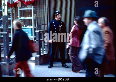 ATEMBERAUBENDE Bilder entstanden, die einen Einblick in das düstere Leben in New York City im Jahr 1979 zu bieten. Unglaubliche Bilder, mehr als ein Jahrzehnt vor der berühmten "Aufräumen" der Stadt unter Bürgermeister Rudi Giuliani in den 1990er Jahren, zeigen einige der Sehenswürdigkeiten des Big Apple wie sie damals unter Times Square, die Freiheitsstatue und eine ergreifende Blick aus dem Inneren des World Trade Centers anderem waren. Anderen Aufnahmen zeigen die andere Seite der Stadt, die niemals schläft, wie Chinatown und Harlem heruntergekommenen aussehen und Graffiti überall in der u-Bahn besprüht. Die Druckknöpfe sind durch australische Rentner Terry Dwyer (65), entnommen Stockfoto