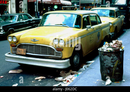 ATEMBERAUBENDE Bilder entstanden, die einen Einblick in das düstere Leben in New York City im Jahr 1979 zu bieten. Unglaubliche Bilder, mehr als ein Jahrzehnt vor der berühmten "Aufräumen" der Stadt unter Bürgermeister Rudi Giuliani in den 1990er Jahren, zeigen einige der Sehenswürdigkeiten des Big Apple wie sie damals unter Times Square, die Freiheitsstatue und eine ergreifende Blick aus dem Inneren des World Trade Centers anderem waren. Anderen Aufnahmen zeigen die andere Seite der Stadt, die niemals schläft, wie Chinatown und Harlem heruntergekommenen aussehen und Graffiti überall in der u-Bahn besprüht. Die Druckknöpfe sind durch australische Rentner Terry Dwyer (65), entnommen Stockfoto