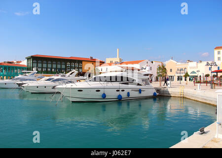 LIMASSOL, Zypern - 17. Januar 2015: Moderne Yachten in neuen Luxus-Limassol-marina Stockfoto