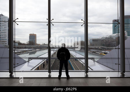 Passagier wartet im Bahnhof central Hall von Utrecht in den Niederlanden Stockfoto