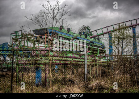 NEW ORLEANS: Spannende Bilder erschienen zeigt die vergessene Vergangenheit von einer verlassenen Themenpark, der über $32MILLION Schaden erlitten durch den Hurrikan Katrina. Die eindringlichen Bilder zeigen verunstaltete Schließfächer, die einmal den 140 Hektar großen leeren Park Nervenkitzel Besucher Sachen halten würde, wie sie die Looney Toons und DC Comic Attraktionen genossen und zertrampelt Teddybär einmal gewesen wäre einen geliebten Preis oder Souvenir wenn die letzte Fahrt vor über einem Jahrzehnt nicht mehr.  Weitere Aufnahmen zeigen, wie Mutter Natur zurück erobert hat, was ihr einst. Vertigo induzieren Tropfen überwachsen und Stockfoto