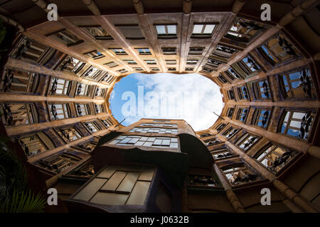 Blick von einem Innenhof im Casa Mila (La Pedrera) in Barcelona, Spanien Europa EU Stockfoto