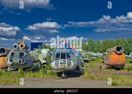 Moskau, Russland: EINDRINGLICHE Bilder von einem verlassenen Airforce base in Russland zeigt die Kraft, die die Sowjetunion während des Kalten Krieges besaß. Die atemberaubenden Bilder zeigen einen Hubschrauber-Friedhof mit Hunderten der Kämpfer Flugzeuge liegen in Rust und Ruine. Andere Bilder zeigen das Innere der vergessenen Russian Air Force Academy mit Uniformen, Ausrüstung und sogar die Überreste von einem Kampfjet hinter sich gelassen. Die Aufnahmen wurden von russischen Amateur-Fotografen und urban Explorer Sergey Wurzel, die verlassene Orte, aus der Hektik des Stadtlebens in Moskau zu entkommen sucht. Stockfoto