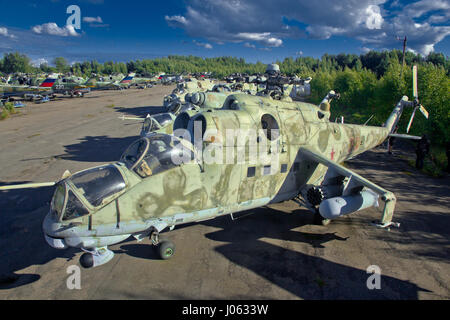 Moskau, Russland: EINDRINGLICHE Bilder von einem verlassenen Airforce base in Russland zeigt die Kraft, die die Sowjetunion während des Kalten Krieges besaß. Die atemberaubenden Bilder zeigen einen Hubschrauber-Friedhof mit Hunderten der Kämpfer Flugzeuge liegen in Rust und Ruine. Andere Bilder zeigen das Innere der vergessenen Russian Air Force Academy mit Uniformen, Ausrüstung und sogar die Überreste von einem Kampfjet hinter sich gelassen. Die Aufnahmen wurden von russischen Amateur-Fotografen und urban Explorer Sergey Wurzel, die verlassene Orte, aus der Hektik des Stadtlebens in Moskau zu entkommen sucht. Stockfoto