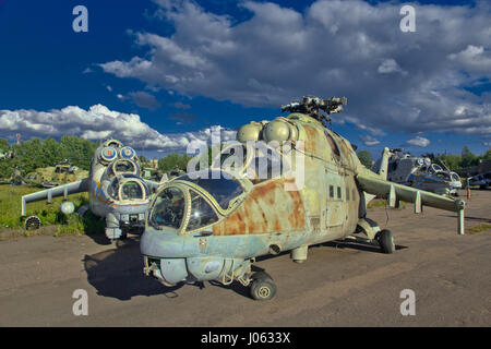 Moskau, Russland: EINDRINGLICHE Bilder von einem verlassenen Airforce base in Russland zeigt die Kraft, die die Sowjetunion während des Kalten Krieges besaß. Die atemberaubenden Bilder zeigen einen Hubschrauber-Friedhof mit Hunderten der Kämpfer Flugzeuge liegen in Rust und Ruine. Andere Bilder zeigen das Innere der vergessenen Russian Air Force Academy mit Uniformen, Ausrüstung und sogar die Überreste von einem Kampfjet hinter sich gelassen. Die Aufnahmen wurden von russischen Amateur-Fotografen und urban Explorer Sergey Wurzel, die verlassene Orte, aus der Hektik des Stadtlebens in Moskau zu entkommen sucht. Stockfoto